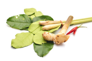 Les herbes la citronnelle, le kaffir lime et le galanga