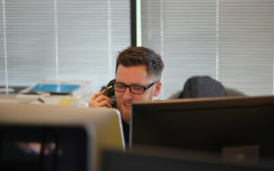 homme utilisant un téléphone IP dans une pièce
